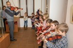 Naši houslisté na vernisáži výstavy v muzeu